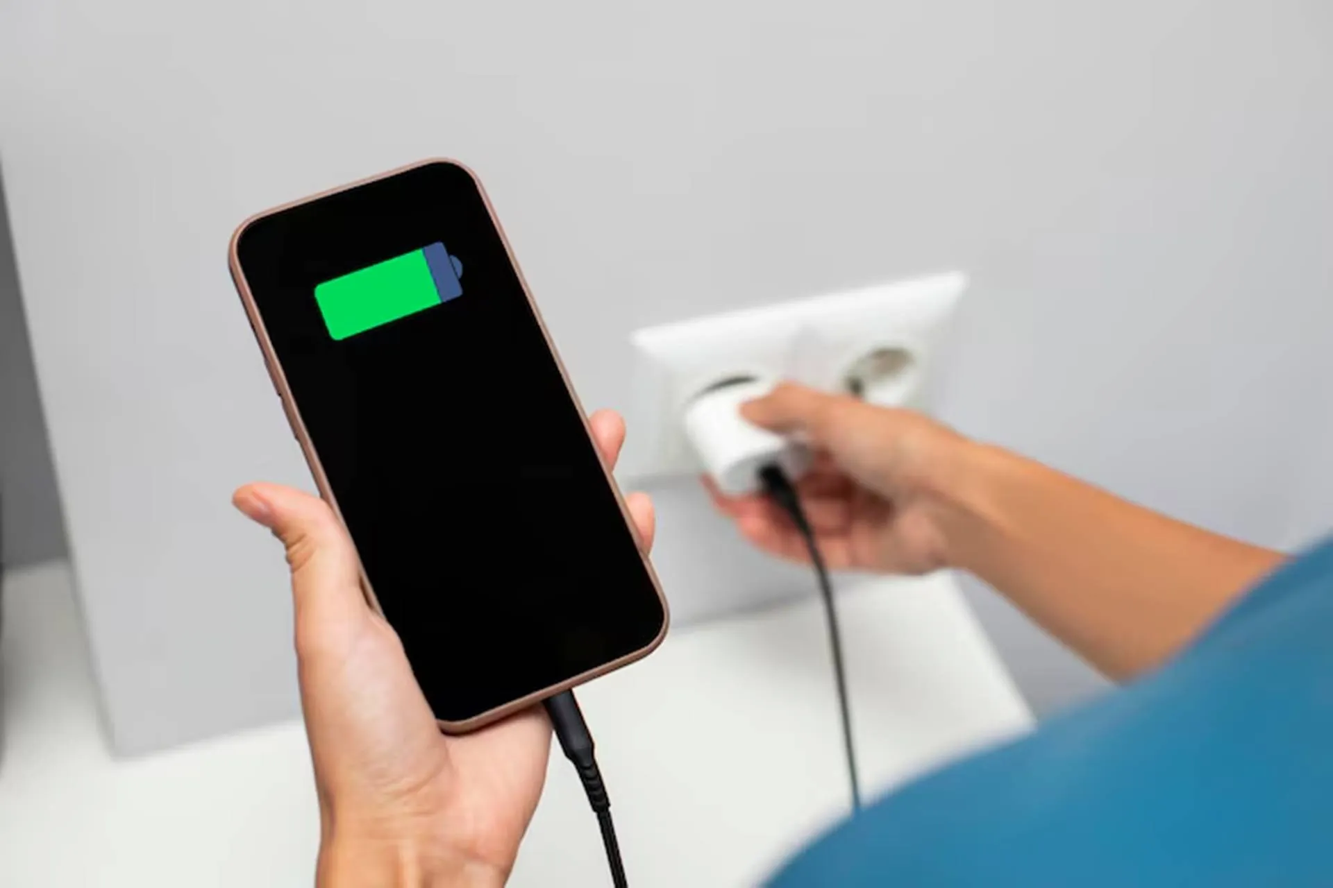 Especialistas alertam: mexer no celular carregando Especialistas alertam mexer no celular carregando