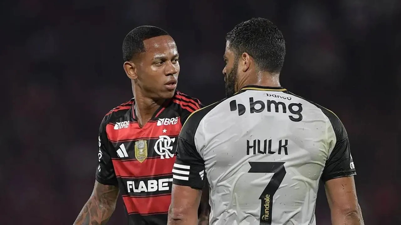 Wallace Yan e Hulk durante jogo Flamengo x Atlético MG Assistir Flamengo x Atlético MG ao vivo Copa do Brasil