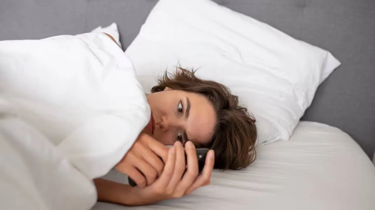 psicologia dormi agarradinho abraçado Psicologia explica que significa acordar antes despertador