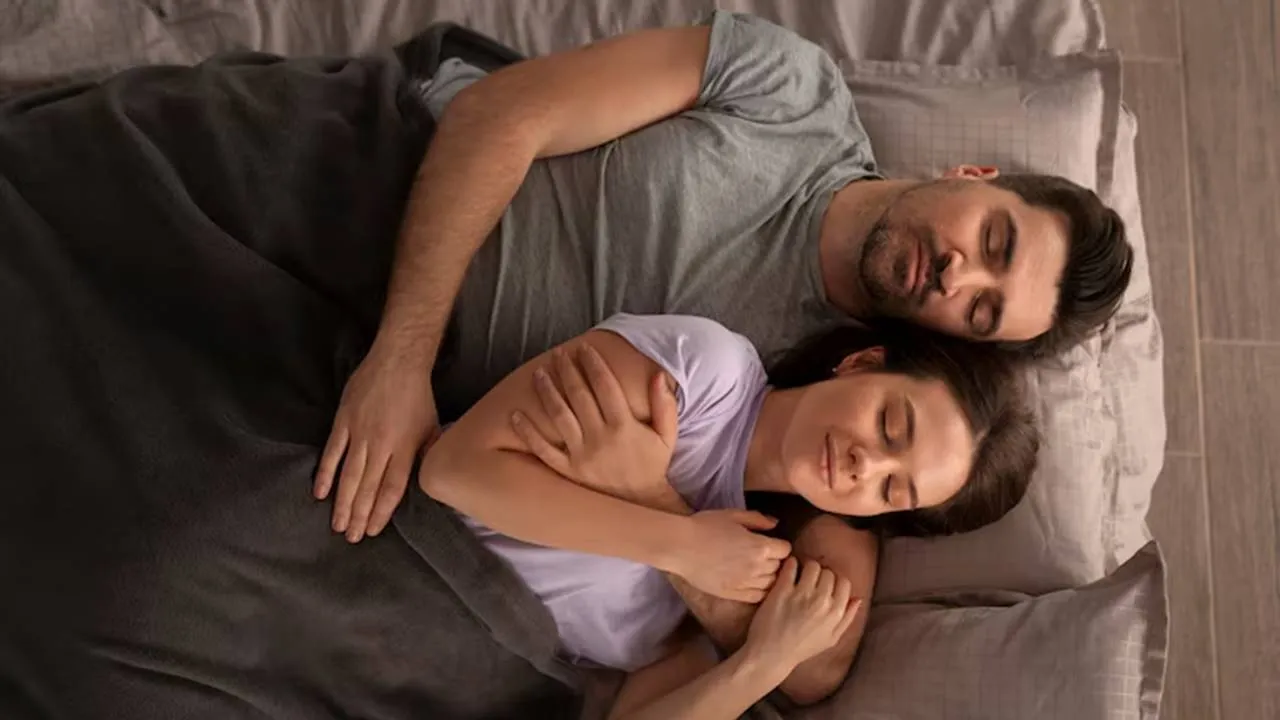 Psicologia explica quem gosta de dormir agarradinho psicologia dormi agarradinho abraçado