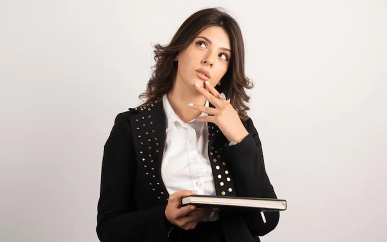 Orelhas vermelhas ou queimando? O que a psicologia explica mulher pensando em teste vocacional profissão carreira